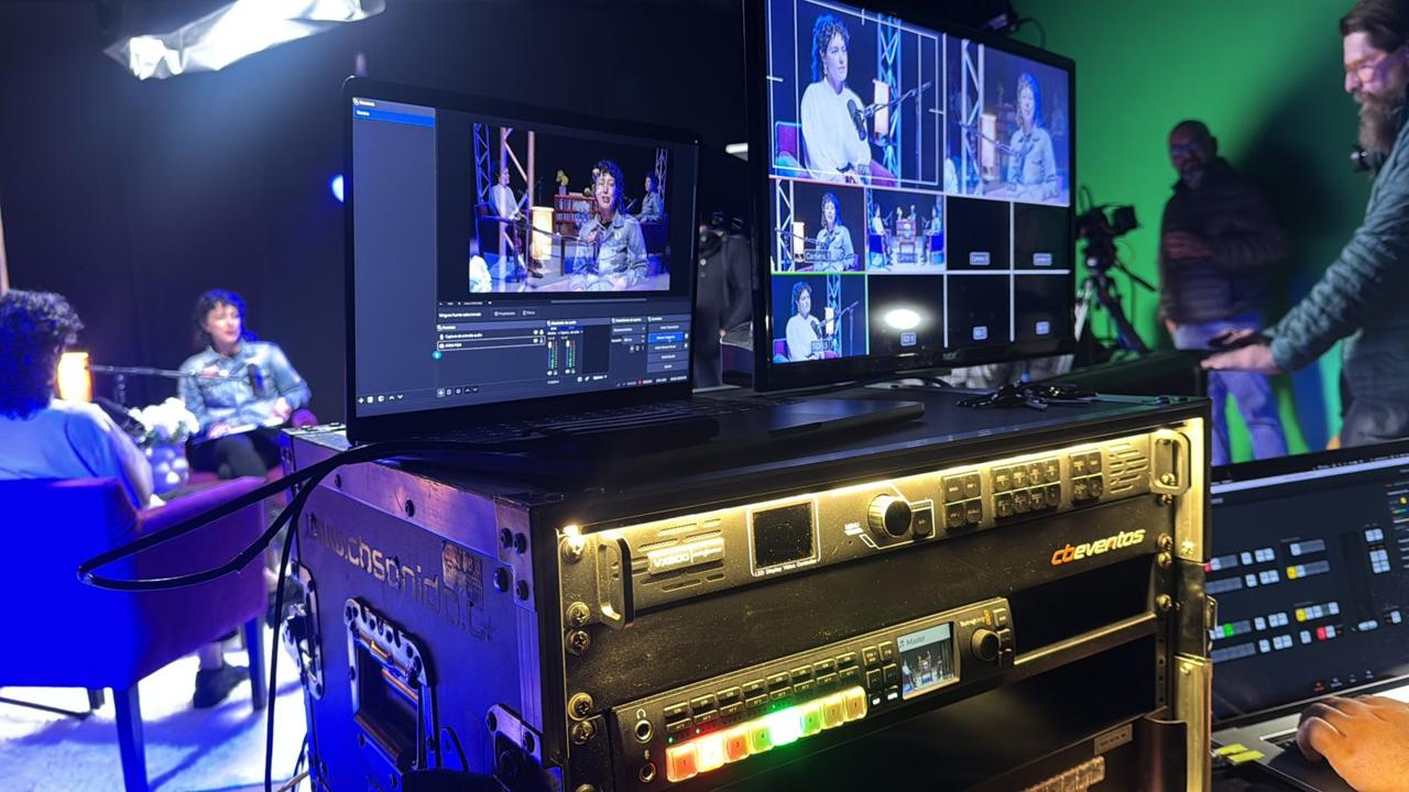 Control de estudio de TV con switcher, monitores y set