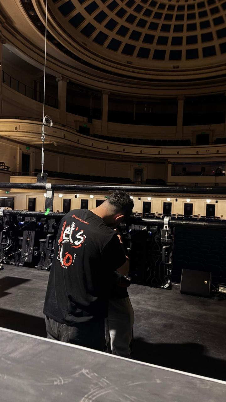 Técnico instalando pantalla LED en un teatro