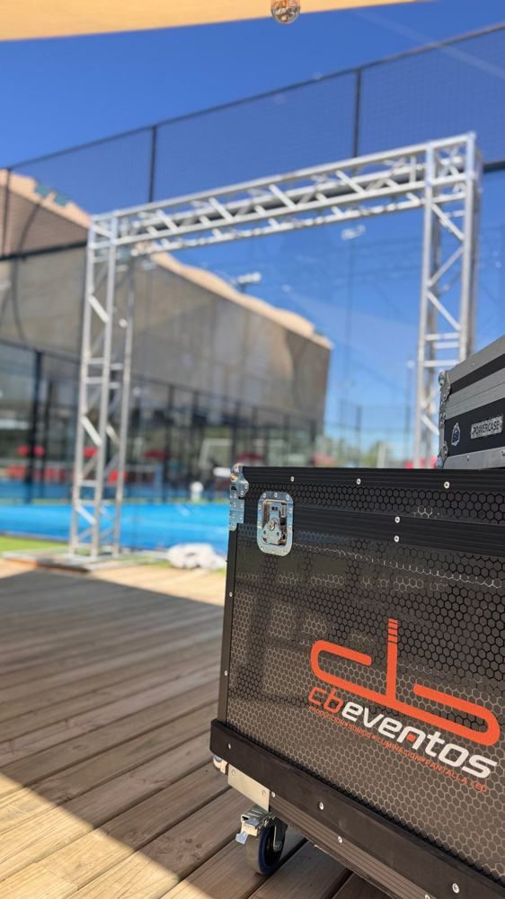 Case de equipos con el logo de CB Eventos frente a una estructura de truss