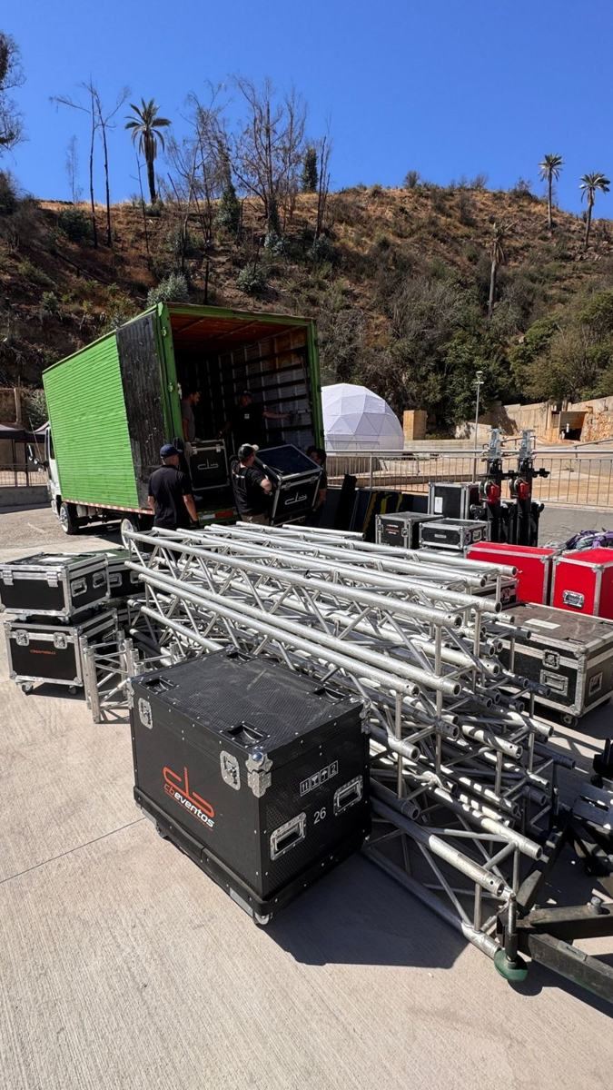 Descarga de truss y cases de equipos desde el camión antes de un montaje